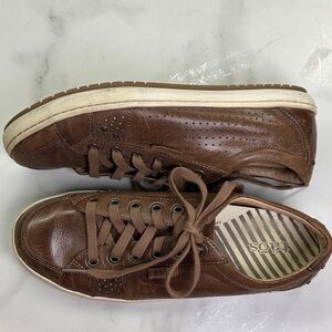 Taos Footwear Freedom Distressed Brown Leather Sneakers, Studded Accents, 8.5